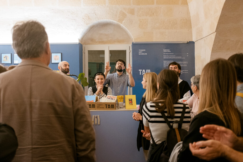 Arte contemporanea_ un momento dell'inaugurazione di "È andato tutto bene". Foto di Duet Studio (Michele Battilomo e Federica Danzi)